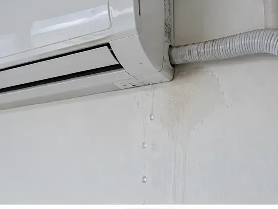 冷氣下方牆面滴水