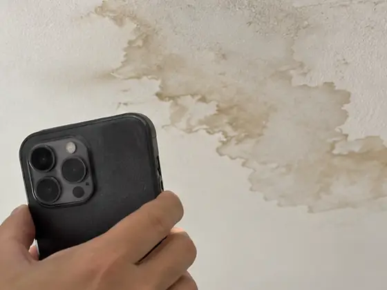 靠近拍漏水的地方